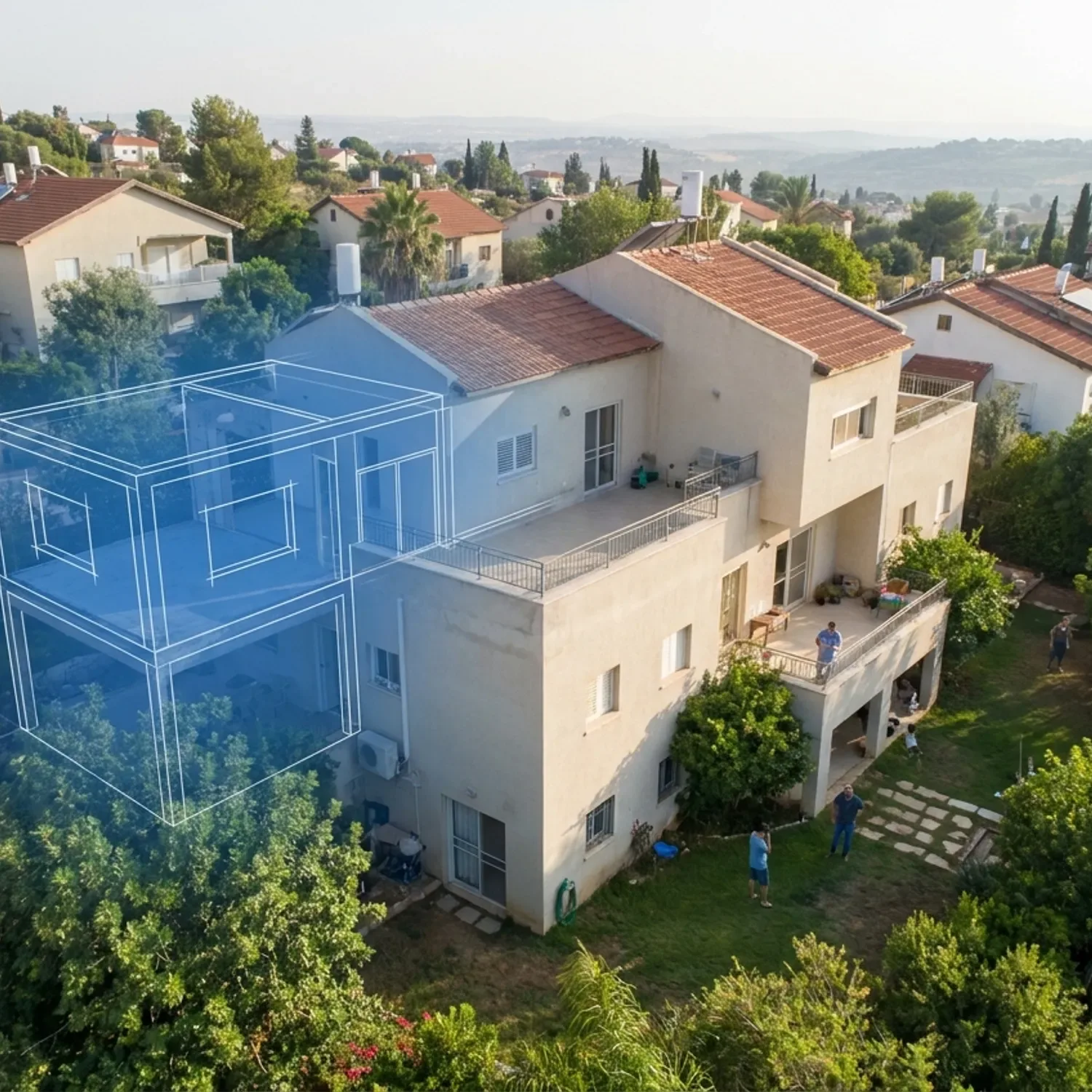 צילום רחפן של בית פרטי עם שרטוט אדריכלי כחול המולבש על חלק מהמבנה, הממחיש את השילוב בין המצב הקיים בשטח לבין התכנון המבוקש לצורך אישור חוקי